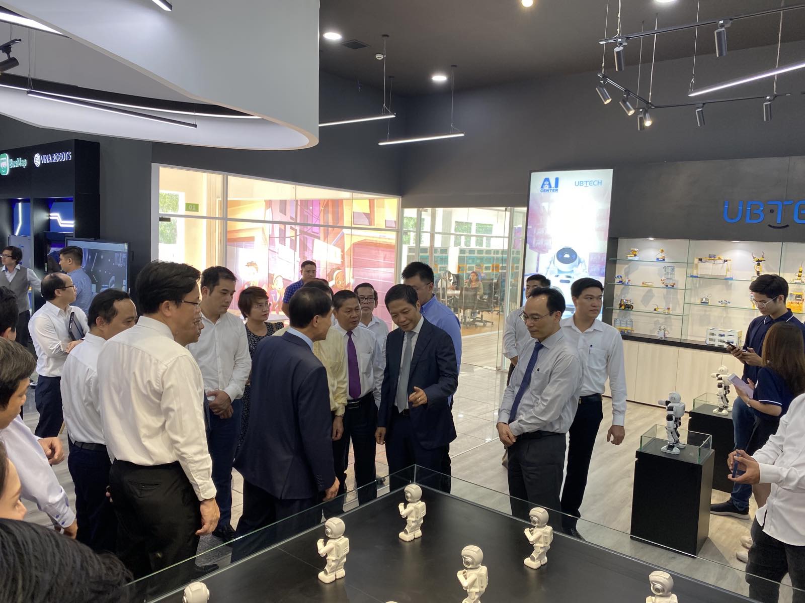 Trưởng Ban Kinh tế Trung ương Trần Tuấn Anh làm việc với Đại học Quốc gia Thành phố Hồ Chí Minh